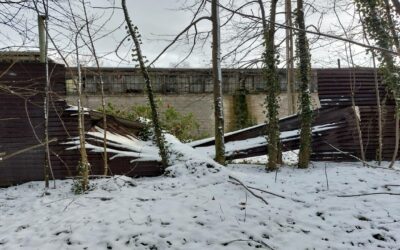 Zniszczone ogrodzenie